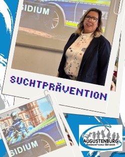 Es sind auf blauem Grund zwei Polaroidbilder zu sehen. Auf einem ist eine Polizistin in ziviler Kleidung  zu sehen, die vor einer Präsentationsfläche steht. Auf dem anderen ist ein Teil eines Polizeifahrzeuges vor dem Schloss Gottesaue zu sehen. Der Name der Veranstaltung "Suchtprävention steht unter einem der Bilder.