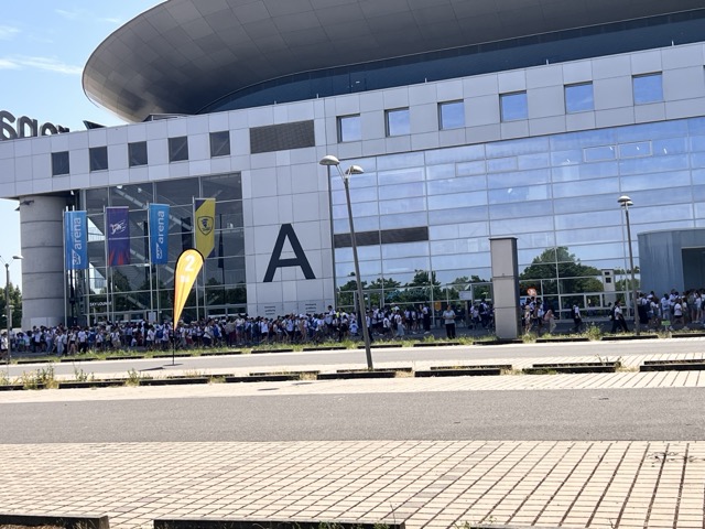 Mittel vor der Arena