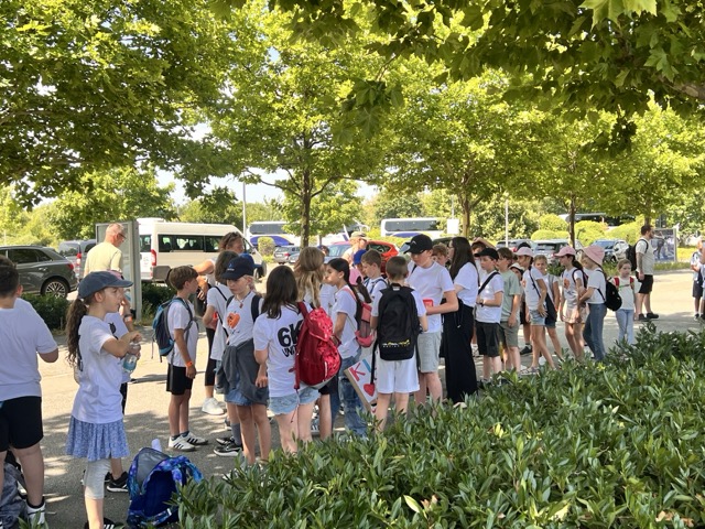 Mittel warten vor der Arena